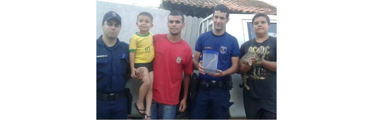Miguel, sua família e Guarda Municipal após resgate da cobra. (Foto: Alyadine Rodegheri/Reprodução)