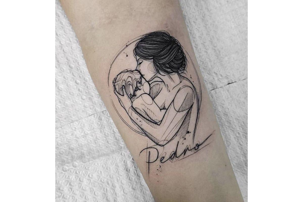 Tatuagem com nome de filho e desenho de mãe e bebê 