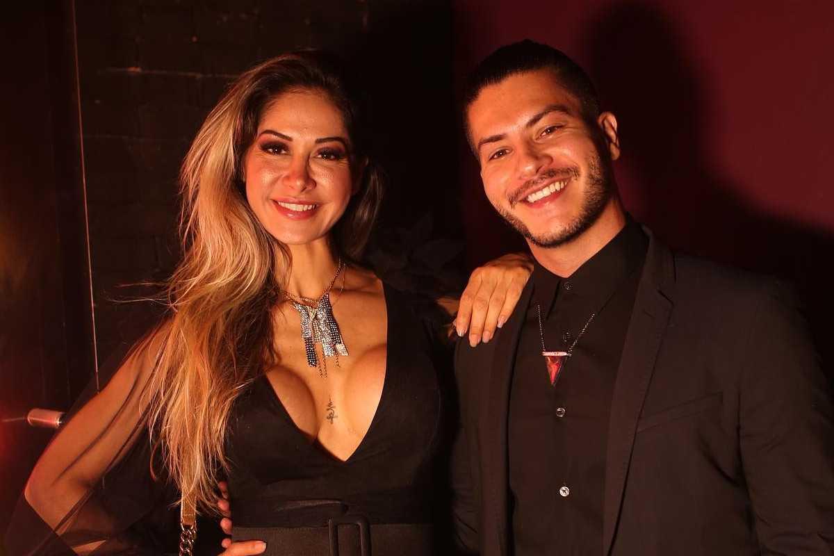 Arthur Aguiar e Mayra Cardi gravaram um vídeo mostrando a mudança do ator para a casa da empresária