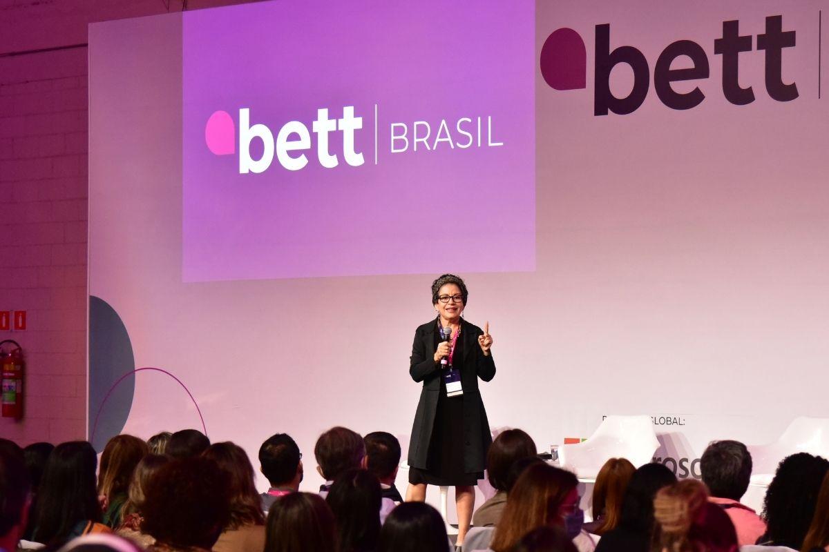 Durante sua palestra na Bett Brasil, Viviane Mosé reforçou que a coisa mais importante que os pais podem dar para os filhos é a presença e o afeto. Eles são a base para educar uma criança