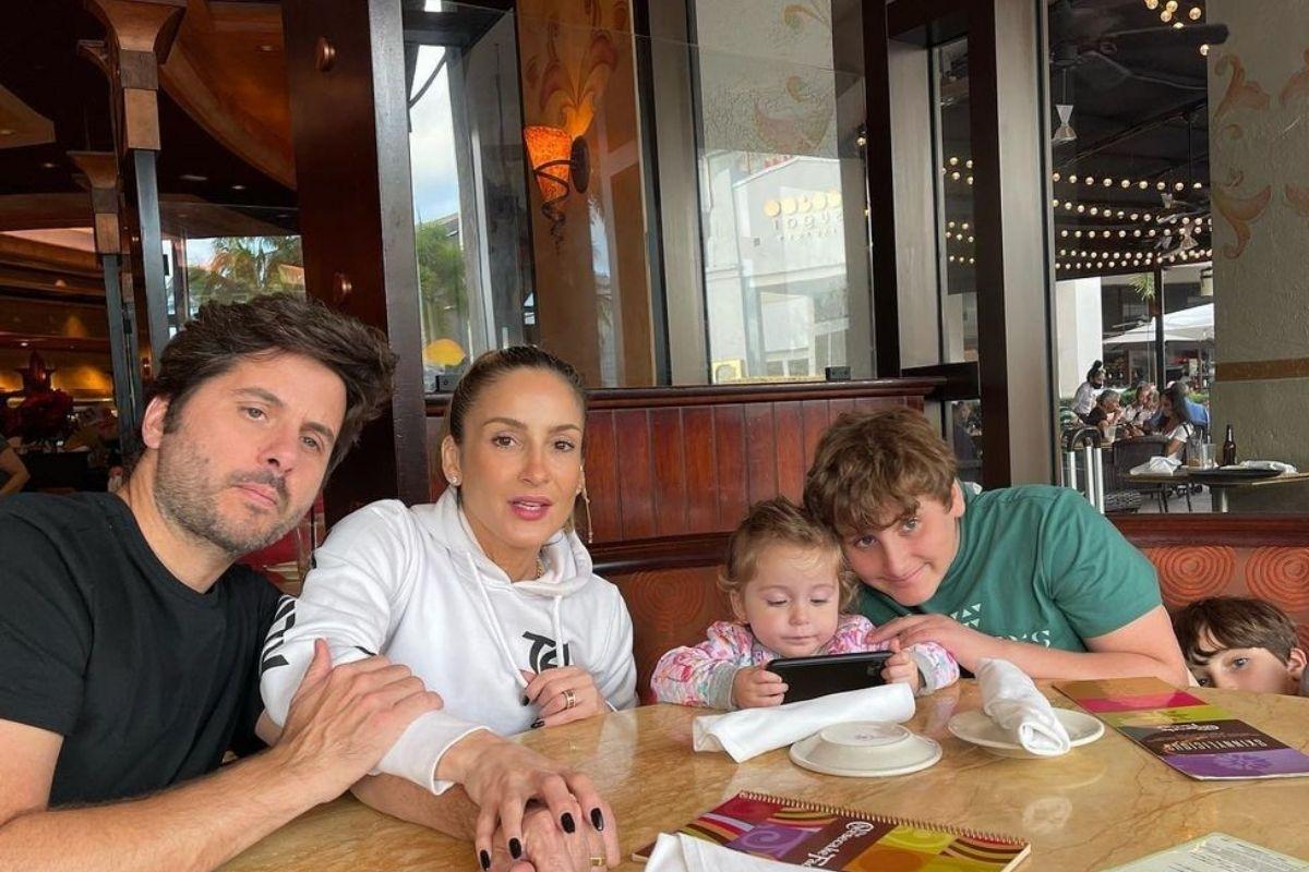Claudia Leitte e sua família em restaurante