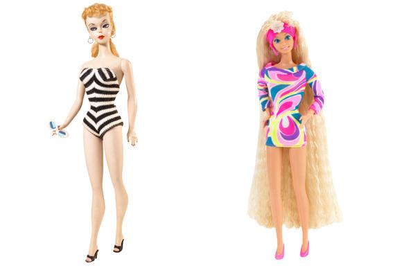 À esquerda: primeira Barbie; à direita: Totally Hair Barbie
