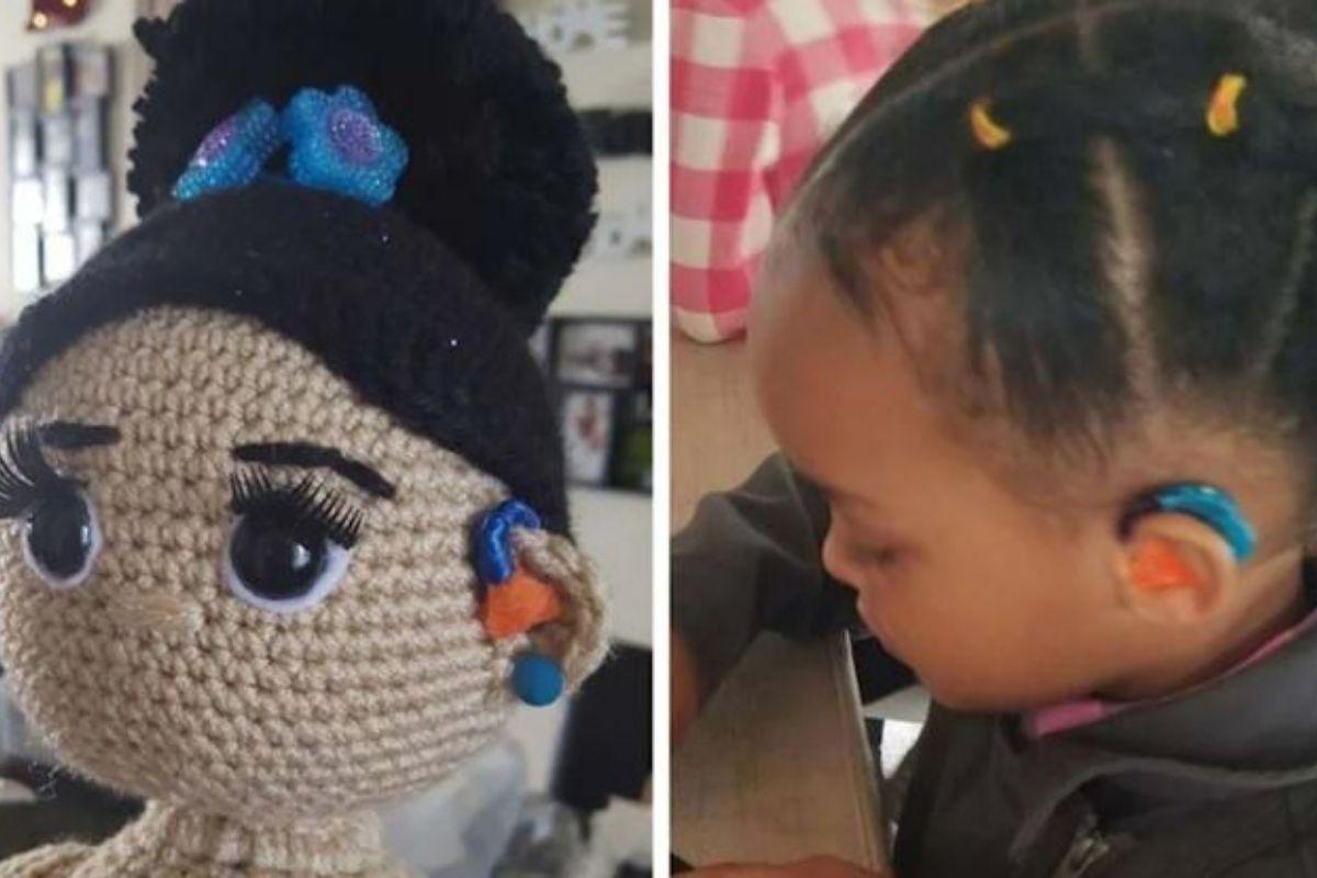 Uma das bonecas tem até aparelho auditivo igual a criança