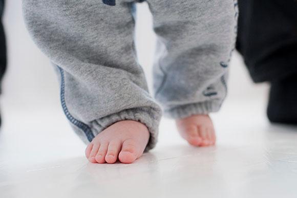 como ajudar seu filho a aprender a andar